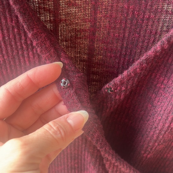 Rock & Republic Long Sleeve XS V-neck Burgundy Snap closure shirt - Picture 4 of 7